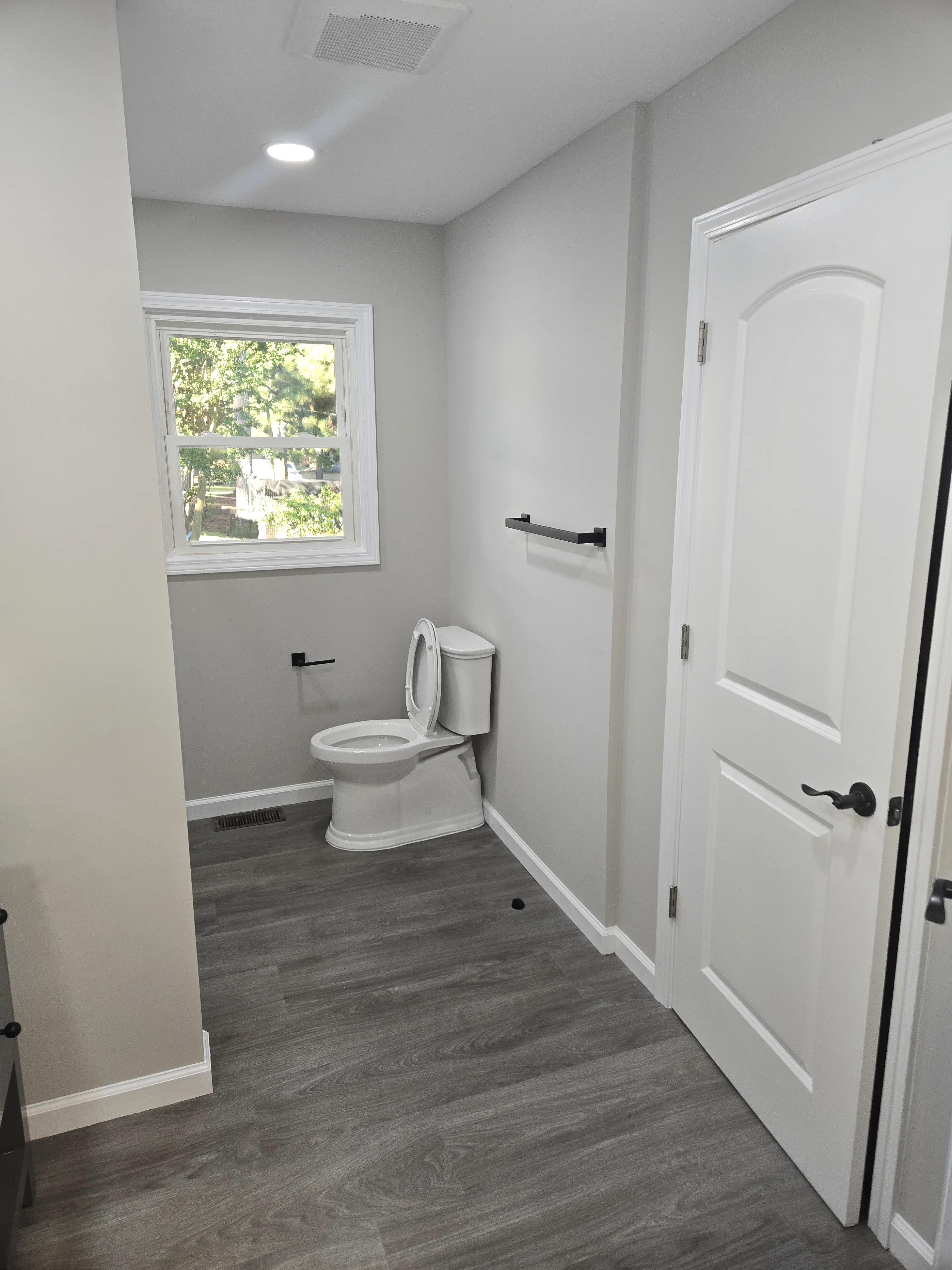 Benny bathroom after, from the doorway